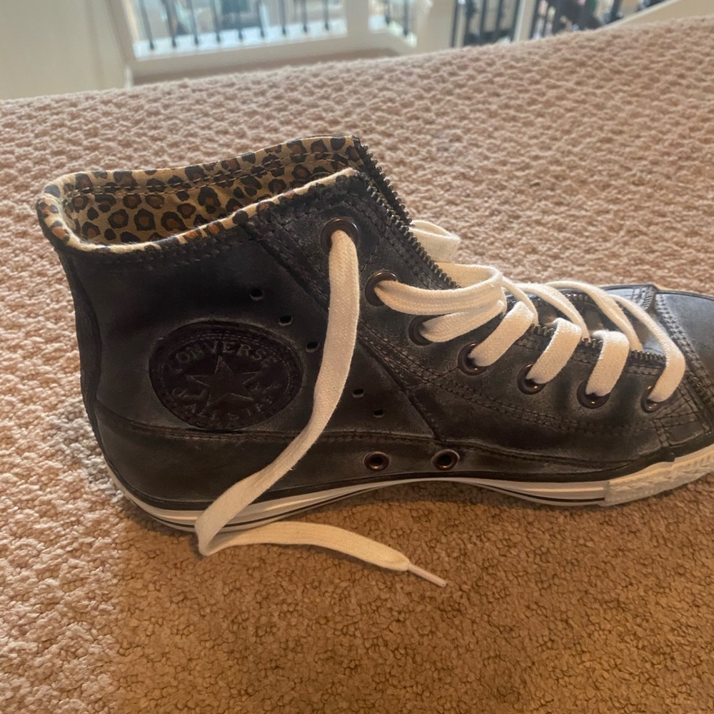 Women’s brand new leather converse size 8